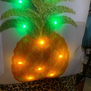 BEAUTIFUL PILLOW W LIT PINEAPPLE